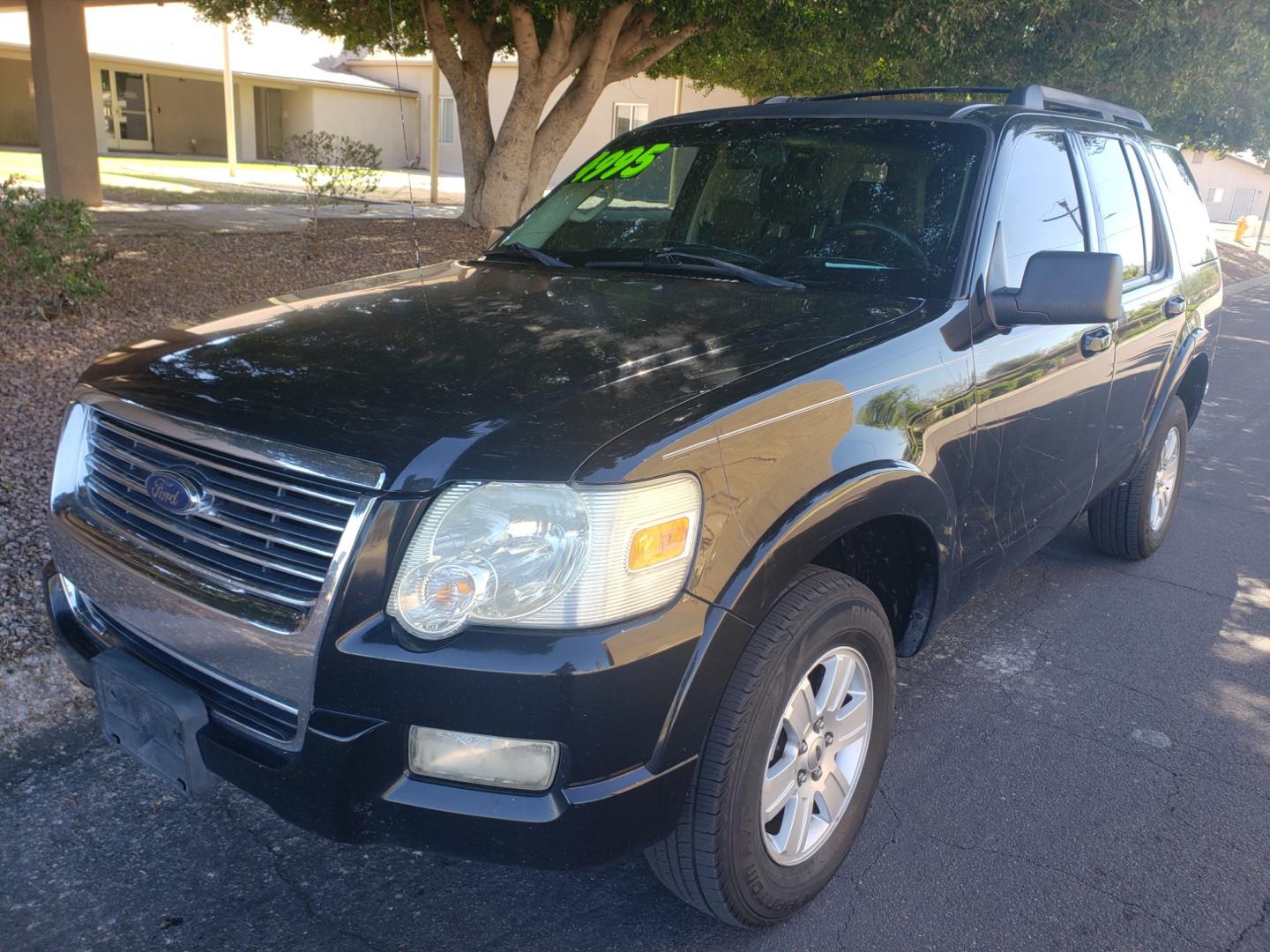 2010 /gray and black Ford Explorer xlt (1FMEU6DE6AU) with an 4.0 engine, 5-Speed Automatic transmission, located at 323 E Dunlap Ave., Phoenix, AZ, 85020, (602) 331-9000, 33.567677, -112.069000 - Photo#0